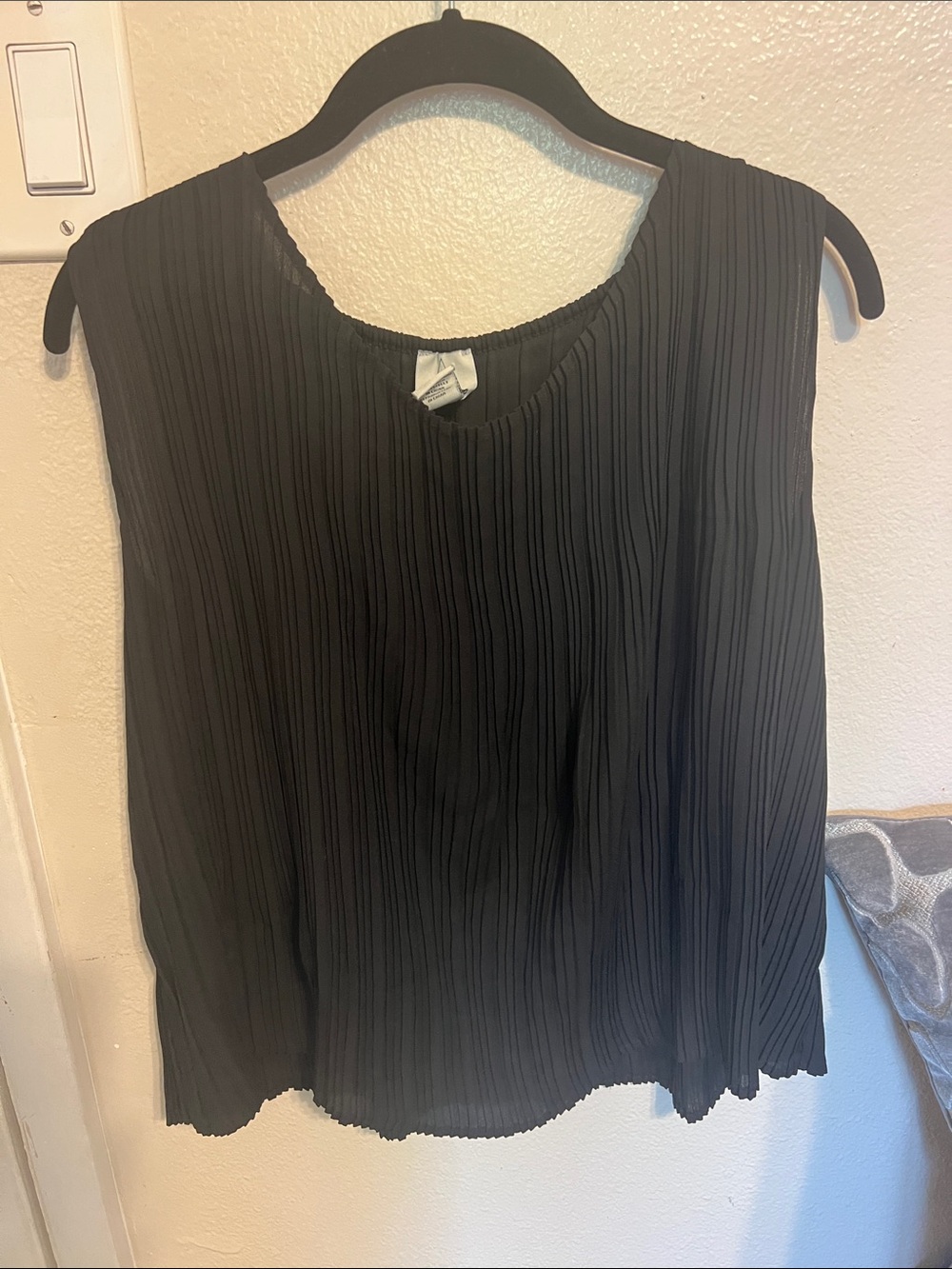 Joie Black Pleated V-Neck Sleeveless Blouse